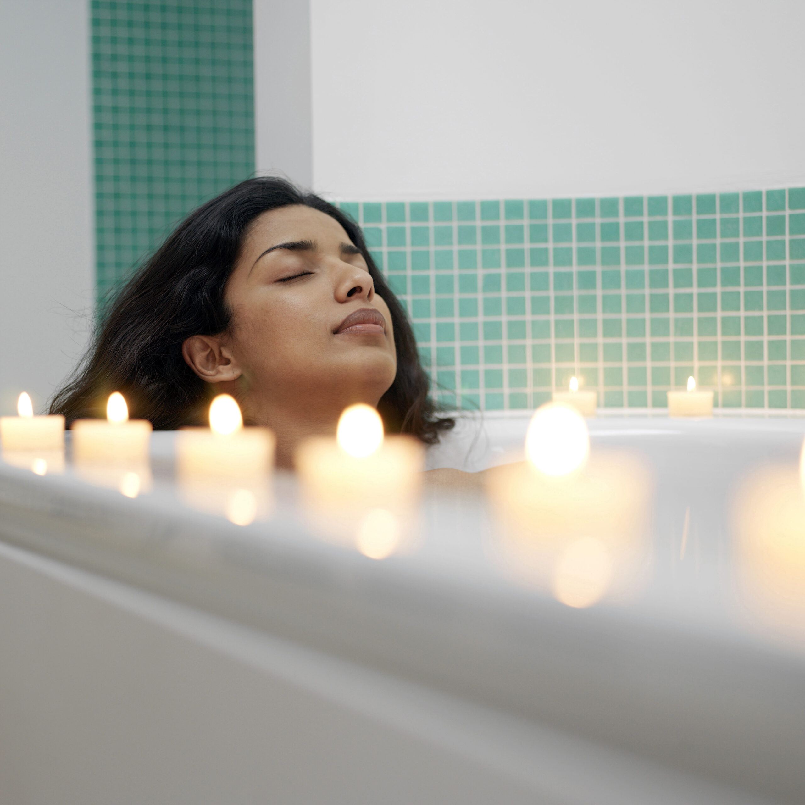 Ways to boost your body confidence by relaxing in a bath with candles